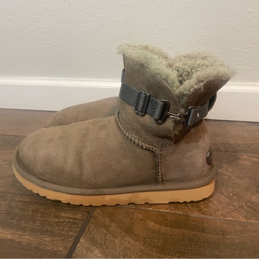 UGG Aurelyn Primer Shearling Lined Ankle Strap Low Cut Boots Sz 8